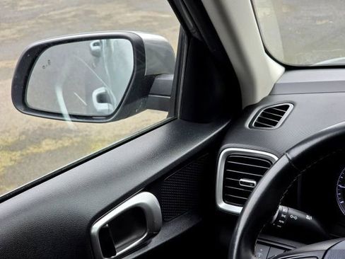 Used 2022 Hyundai Venue SEL FWD image 15