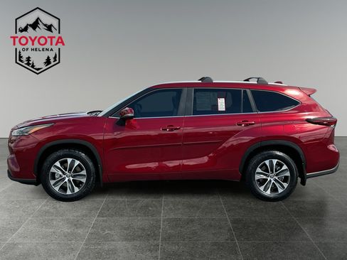 Certified 2024 Toyota Highlander XLE FWD image 2