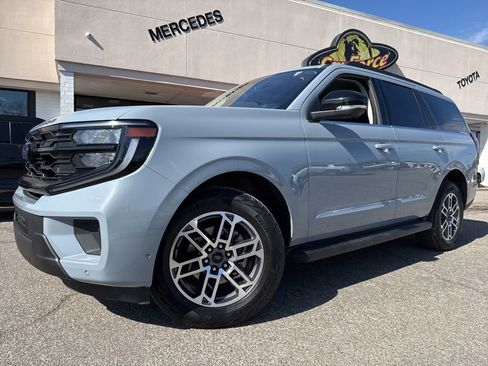 Used 2025 Ford Expedition Active image 3