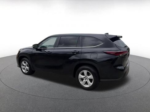 Used 2025 Toyota Highlander LE FWD image 10