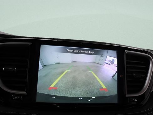 Used 2026 Chrysler Pacifica Limited FWD image 13