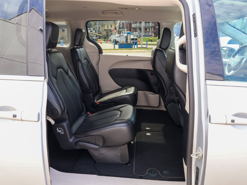 Used 2024 Chrysler Pacifica Touring-L FWD image 32