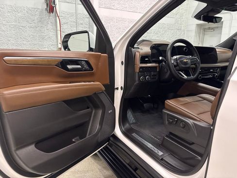 Used 2025 Chevrolet Suburban High Country AWD/4WD image 12