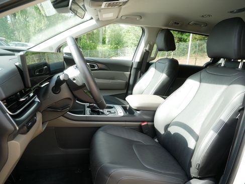 Certified 2026 Kia Carnival FWD image 35