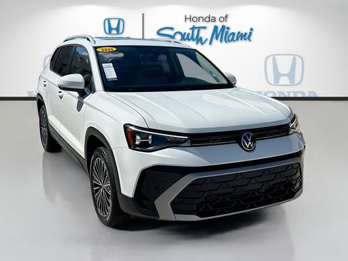 Used 2025 Volkswagen Taos SE image 1