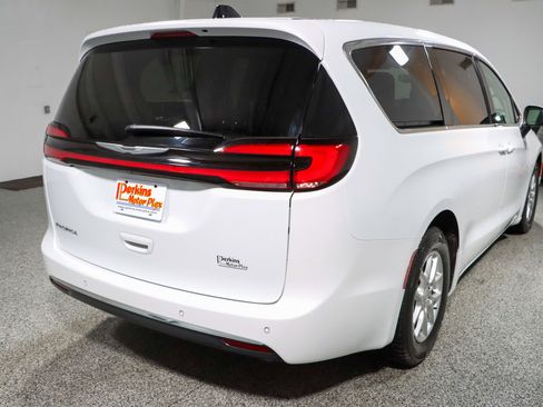 Used 2023 Chrysler Pacifica Touring-L FWD image 7