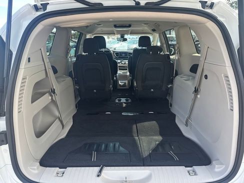 Used 2018 Chrysler Pacifica Touring Plus w/ Tire & Wheel Group FWD image 22