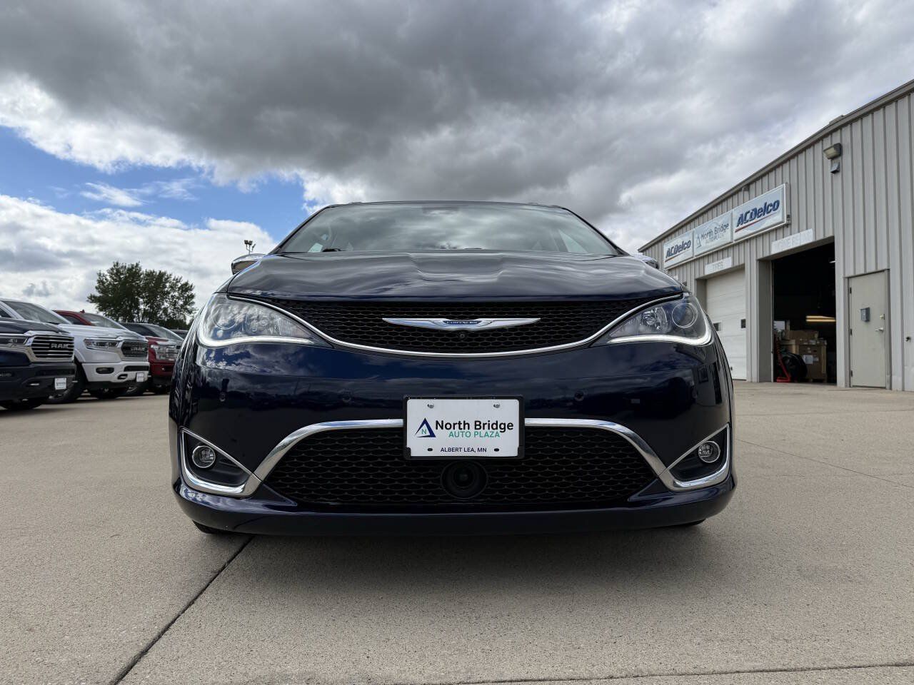 Used 2017 Chrysler Pacifica Limited w/ UConnect Theater Package FWD image 32