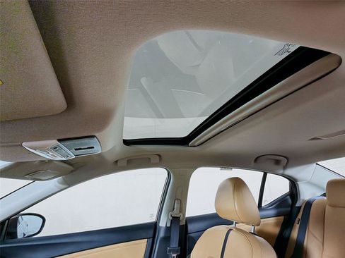 Used 2023 Nissan Sentra SV w/ SV Premium Package FWD image 5