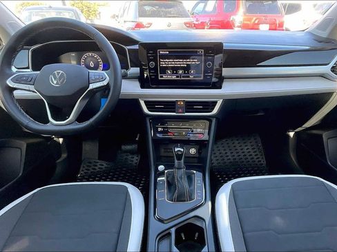 New 2025 Volkswagen Taos SE FWD image 5