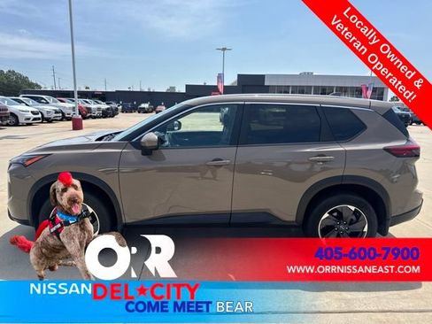 Used 2025 Nissan Rogue SV FWD image 2