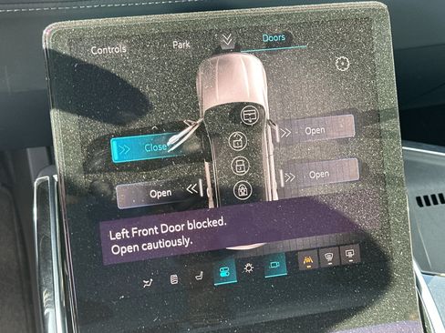 Certified 2025 Cadillac Escalade IQ Luxury 2 w/ LPO, Premium Carpet Package AWD/4WD image 33