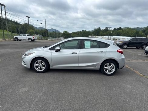 Used 2018 Chevrolet Cruze LT w/ Convenience Package FWD image 5