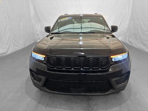 Used 2023 Jeep Grand Cherokee Altitude AWD/4WD image 2