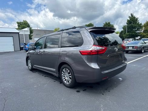 Used 2018 Toyota Sienna XLE w/ XLE Navigation Package FWD image 3