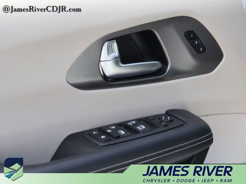 Used 2023 Chrysler Pacifica Touring-L FWD image 21