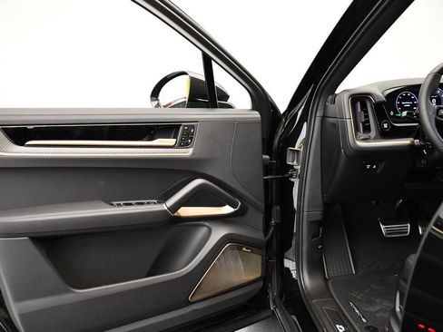 New 2026 Porsche Cayenne Turbo GT AWD/4WD image 34