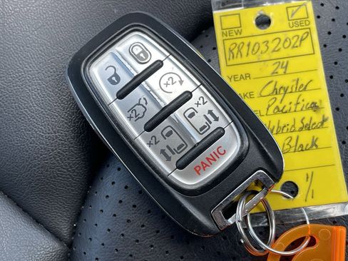 Used 2024 Chrysler Pacifica Limited FWD image 32