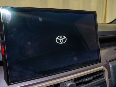 Used 2025 Toyota Tacoma TRD Off-Road image 12