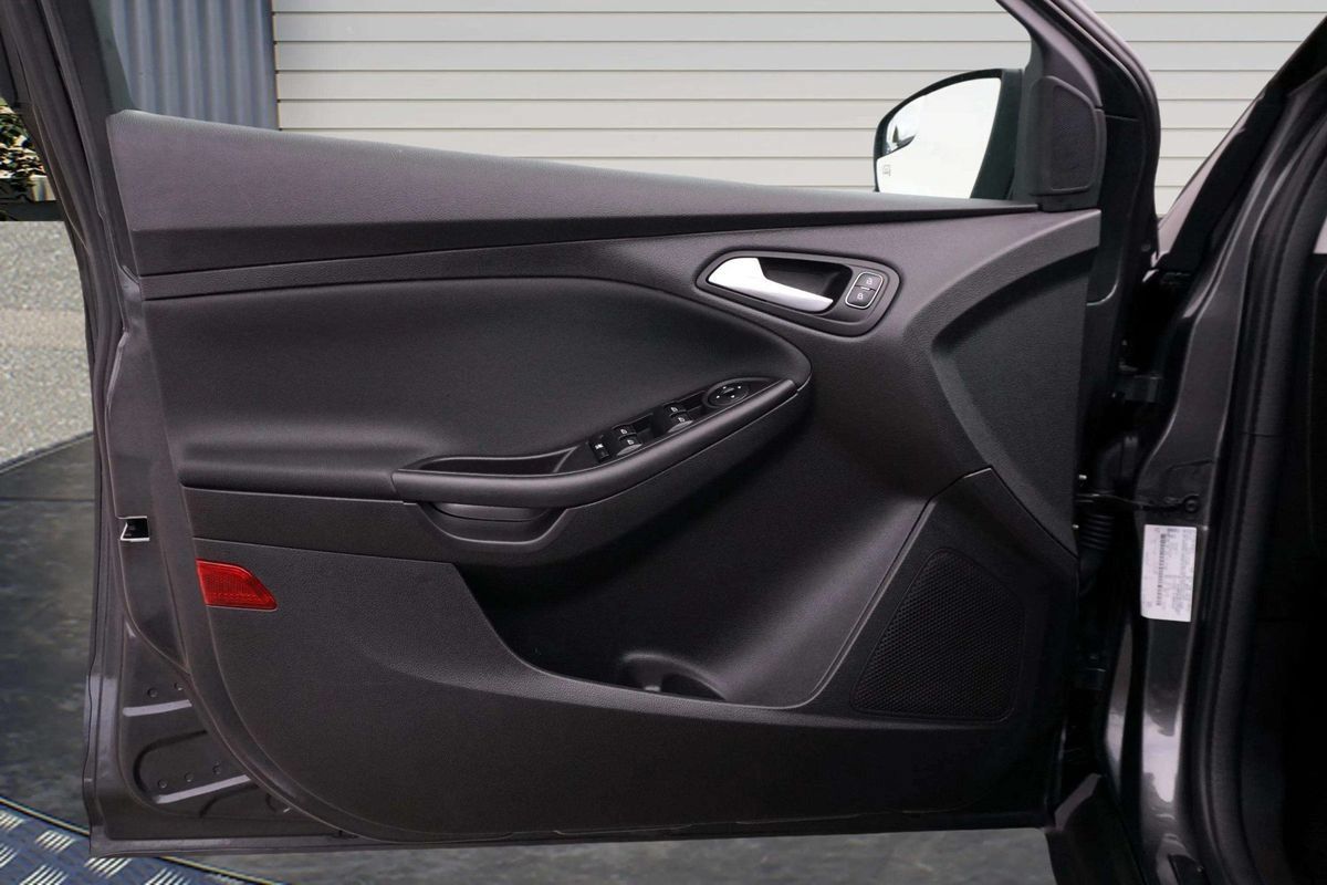 Used 2018 Ford Focus SE w/ Cold Weather Package FWD image 13