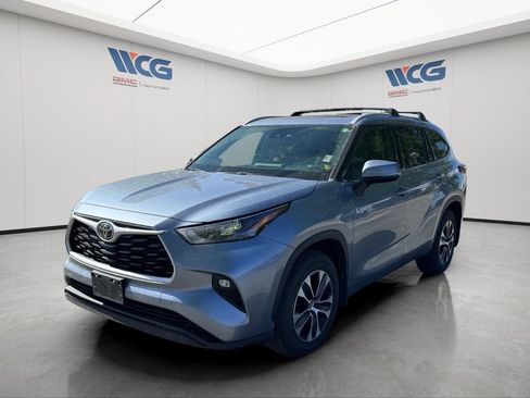 Used 2022 Toyota Highlander XLE AWD/4WD image 8