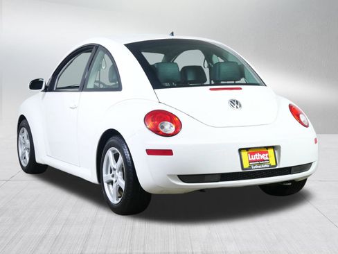 Used 2010 Volkswagen Beetle Coupe image 5