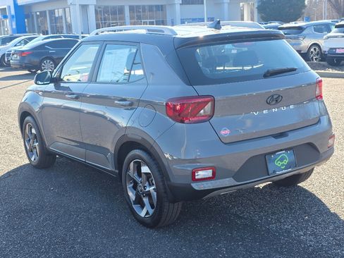 Used 2022 Hyundai Venue Limited image 13