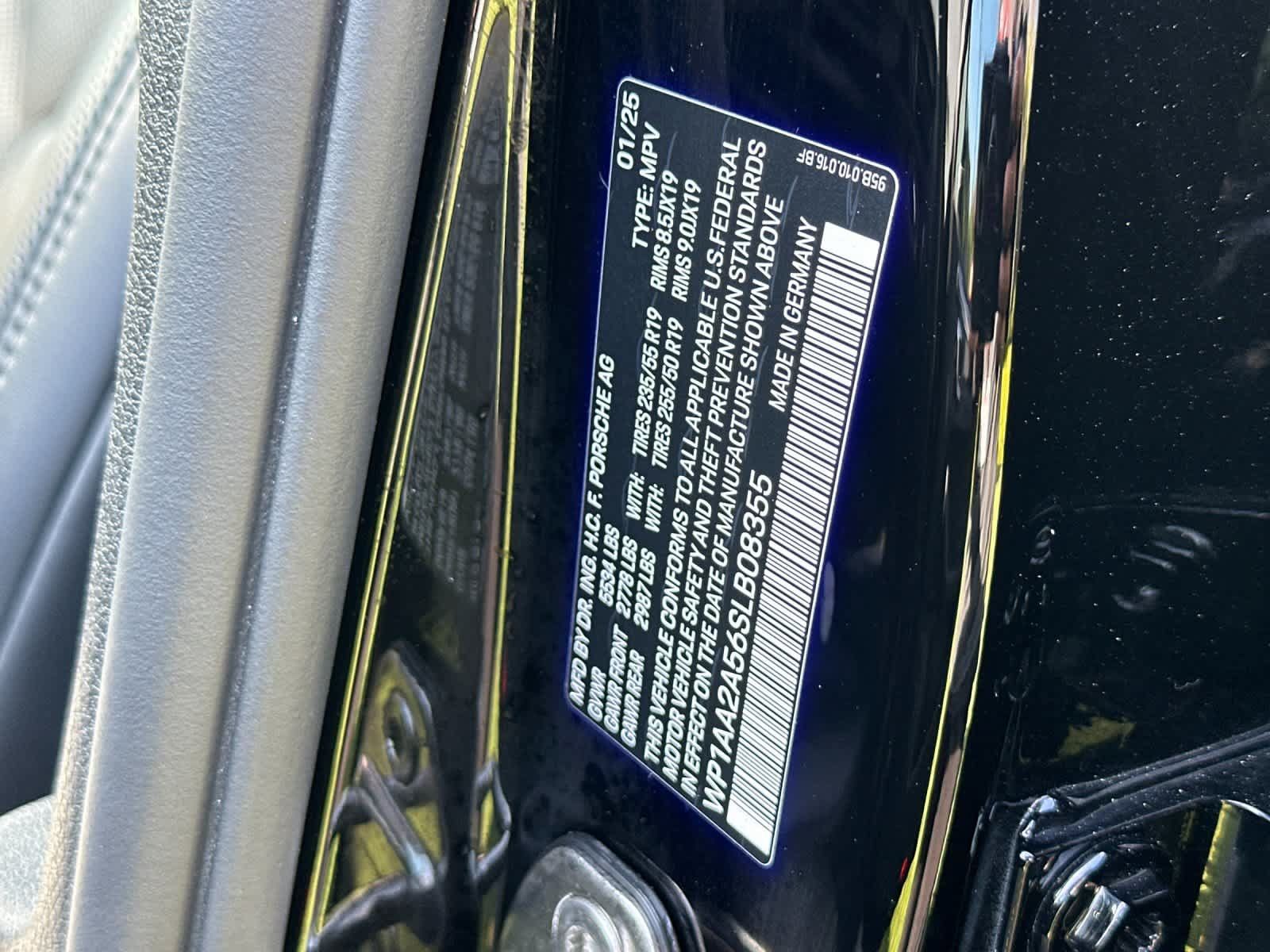 Certified 2025 Porsche Macan AWD/4WD image 33