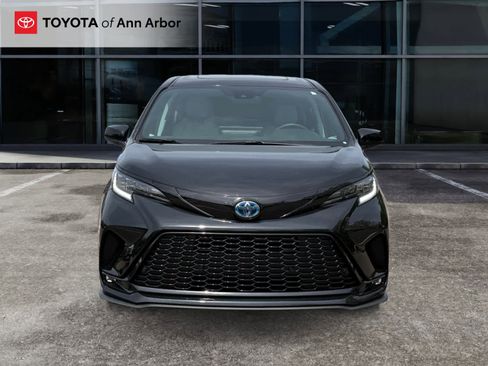 Used 2025 Toyota Sienna XSE AWD/4WD image 6
