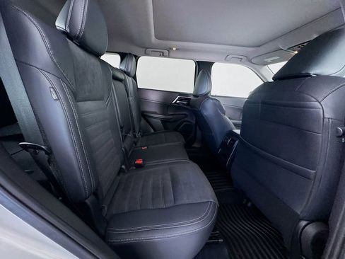 Used 2023 Mitsubishi Outlander SE image 32