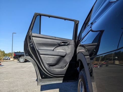 Used 2021 Toyota Highlander XLE image 60