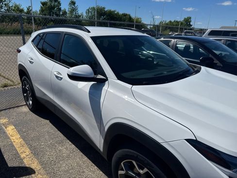 Used 2025 Chevrolet Trax LT FWD image 7