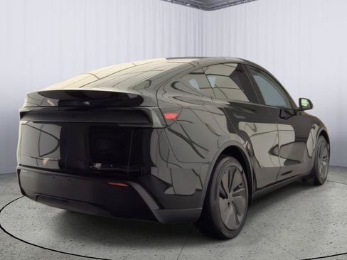 Used 2026 Tesla Model Y 2WD image 2