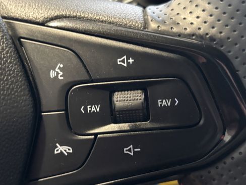 Used 2024 Chevrolet Trax RS w/ Sunroof Package FWD image 13