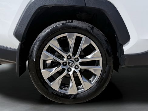 Used 2019 Toyota RAV4 XLE Premium FWD image 10