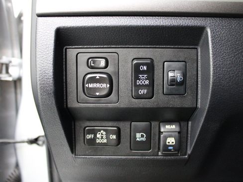 Used 2018 Toyota Tundra SR5 w/ SR5 Upgrade Package AWD/4WD image 16
