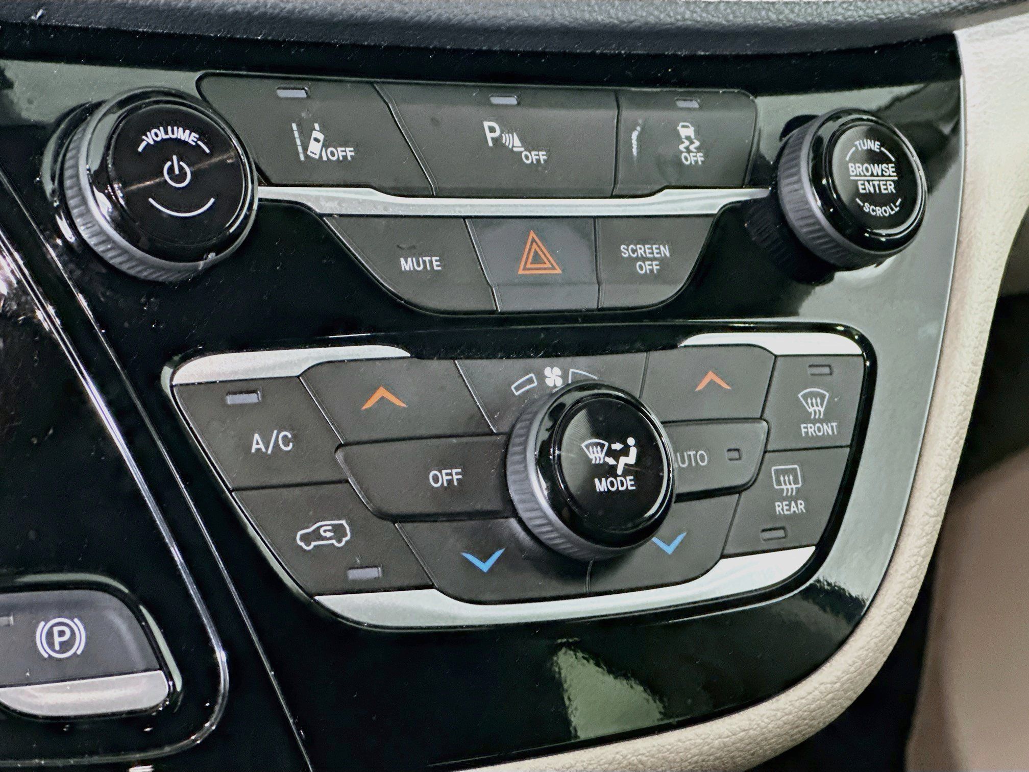 Used 2023 Chrysler Pacifica Touring-L FWD image 23