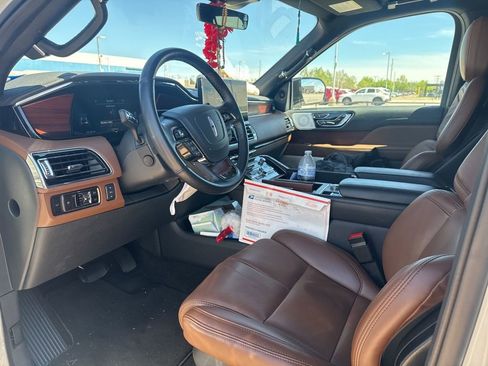 Used 2023 Lincoln Navigator L Reserve image 7