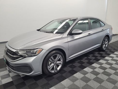 Used 2024 Volkswagen Jetta SE FWD image 2