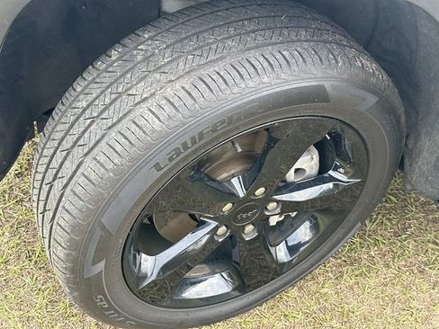 Used 2023 Jeep Grand Cherokee L Laredo image 14