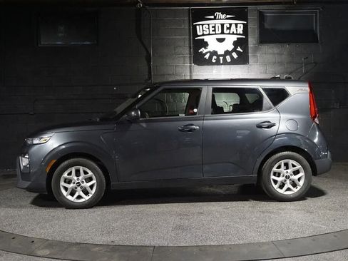 Used 2022 Kia Soul LX w/ Technology Package FWD image 2