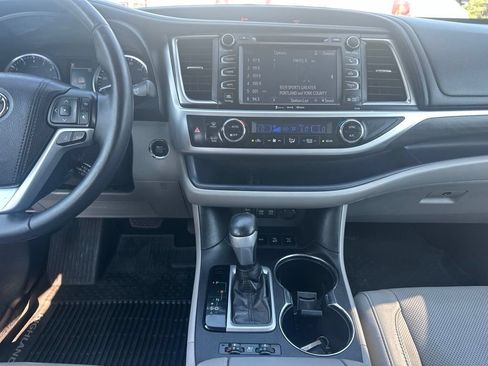 Used 2018 Toyota Highlander Limited Platinum w/ Carpet Mat Package (TMS) AWD/4WD image 23