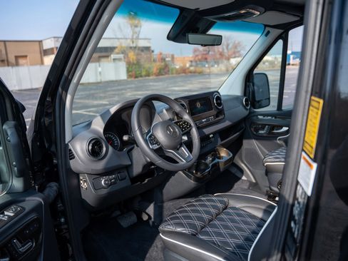 Used 2024 Mercedes-Benz Sprinter 3500 image 3