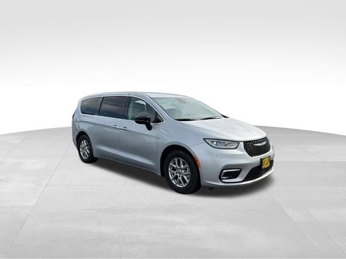 Used 2024 Chrysler Pacifica Touring-L FWD image 24