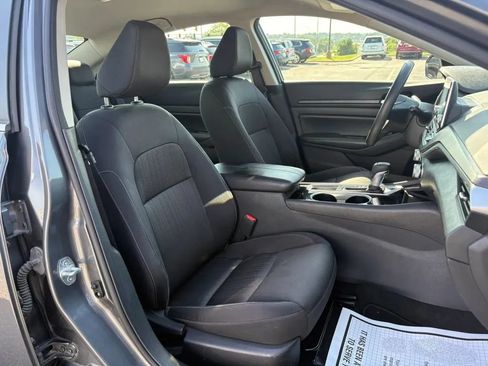 Used 2024 Nissan Altima 2.5 SV FWD image 15