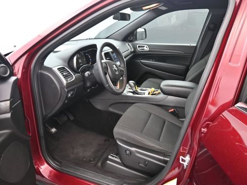 Used 2018 Jeep Grand Cherokee Laredo RWD image 16