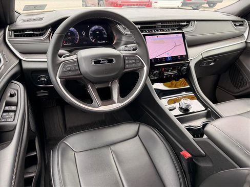 Used 2025 Jeep Grand Cherokee Limited AWD/4WD image 11
