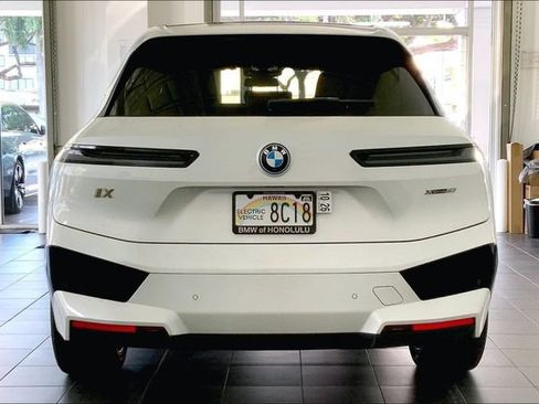 Used 2024 BMW iX xDrive50 w/ Sport Package AWD/4WD image 4