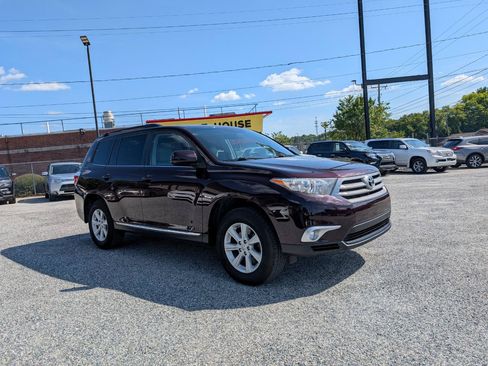Used 2012 Toyota Highlander SE w/ Tow Pkg FWD image 3