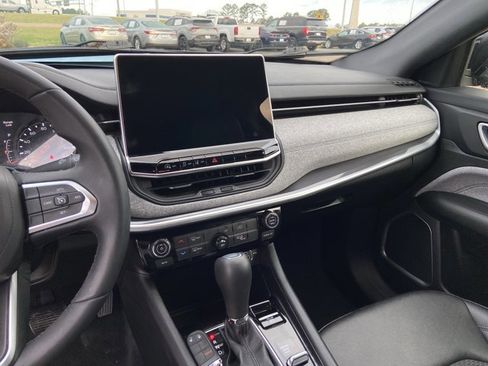 Used 2024 Jeep Compass Latitude image 22